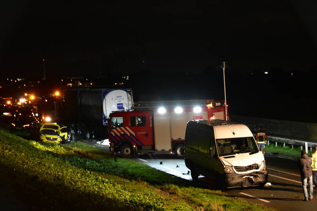 Dode bij ernstige kettingbotsing met tankwagen
