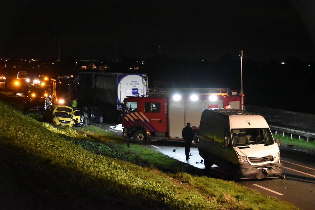 Dode bij ernstige kettingbotsing met tankwagen