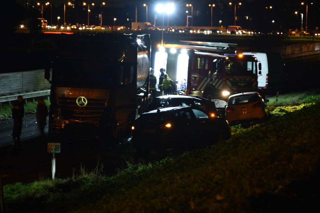 Dode bij ernstige kettingbotsing met tankwagen