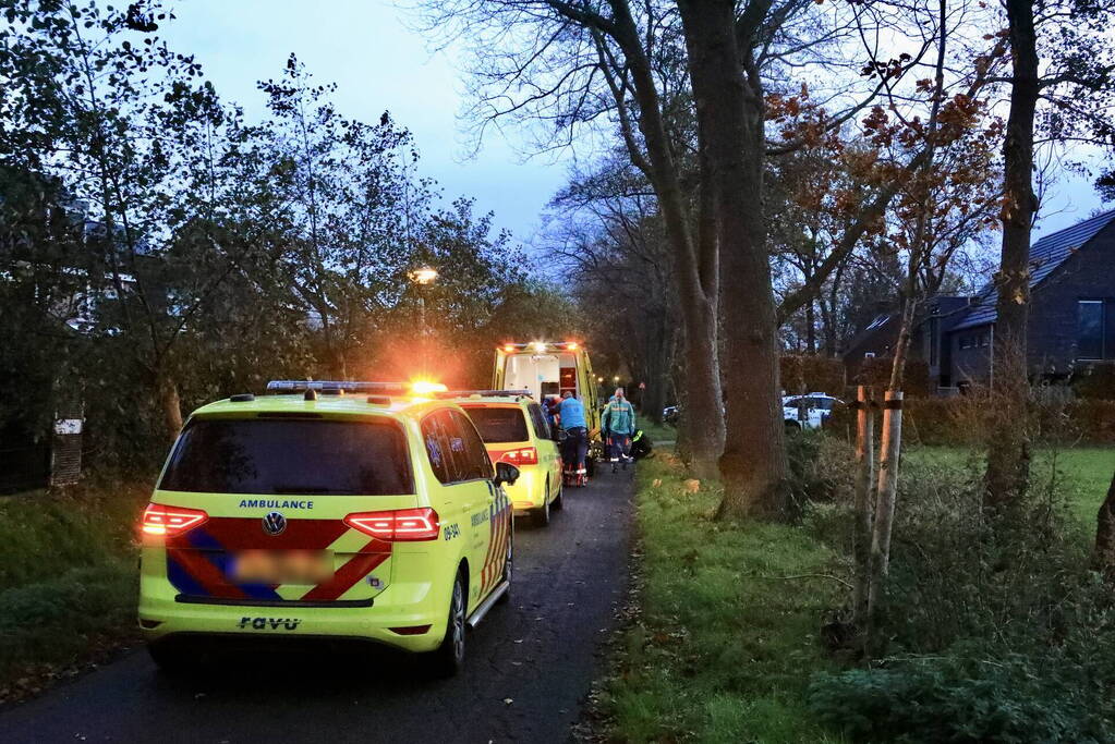 Persoon ernstig gewond op fietspad