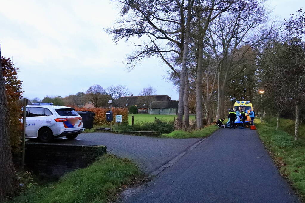 Persoon ernstig gewond op fietspad