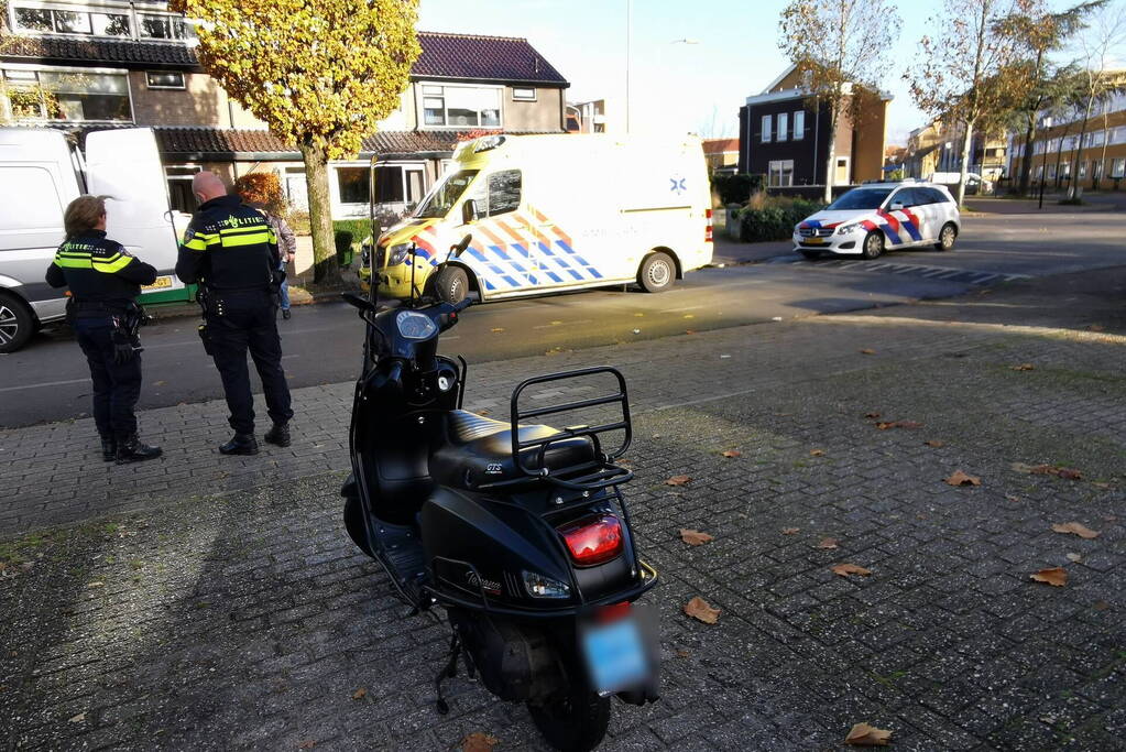 Fietser en scooterrijder botsen op elkaar
