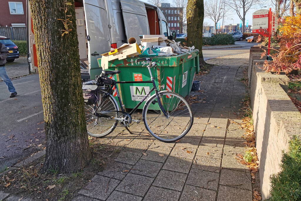 Fietser en scooterrijder botsen op elkaar