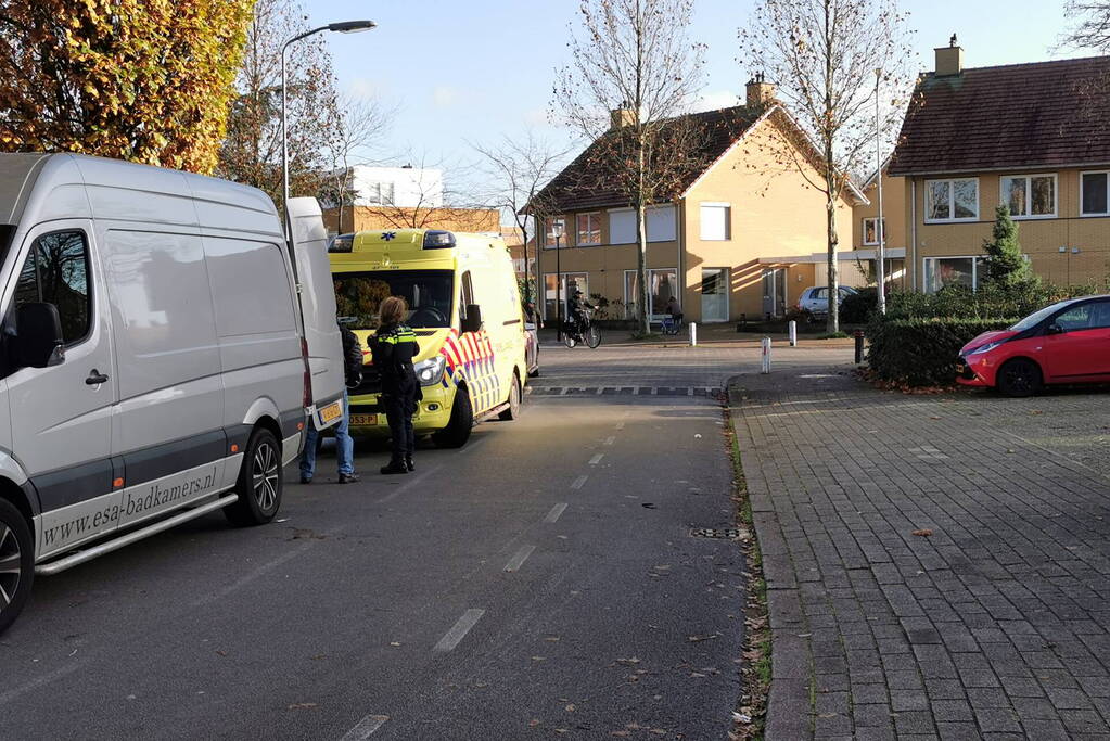 Fietser en scooterrijder botsen op elkaar