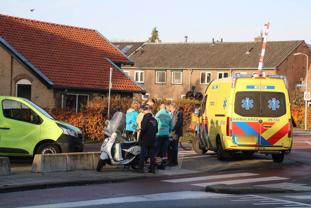 Oudere vrouw op fiets gewond door botsing met auto