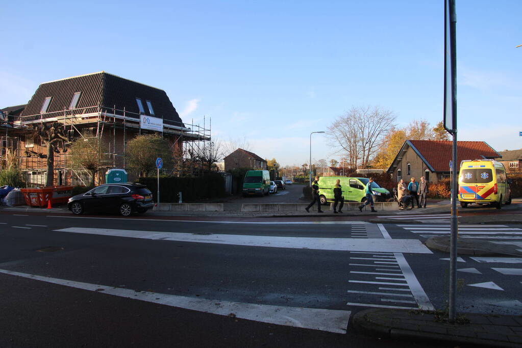Oudere vrouw op fiets gewond door botsing met auto