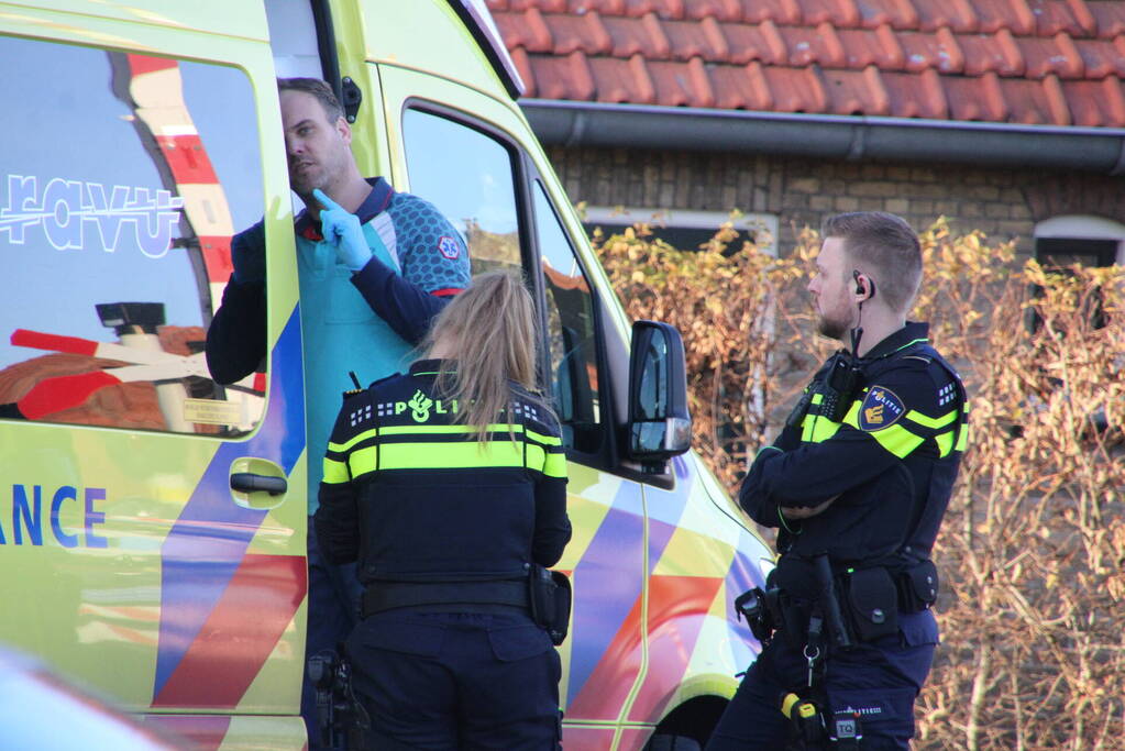 Oudere vrouw op fiets gewond door botsing met auto