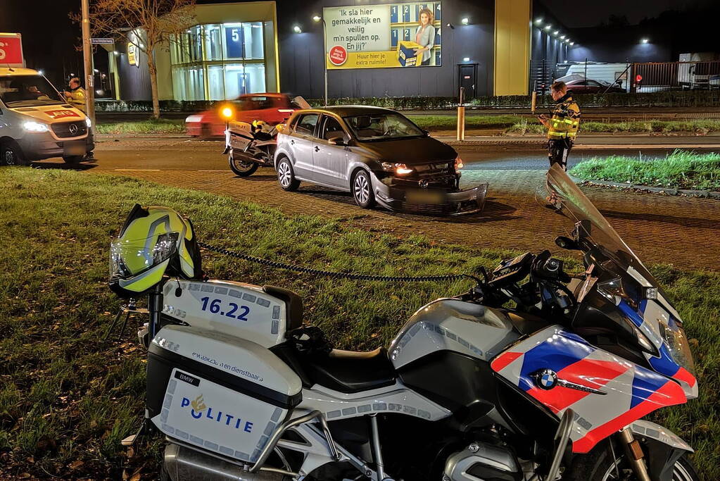 Autobestuurder botst op lantaarnpaal