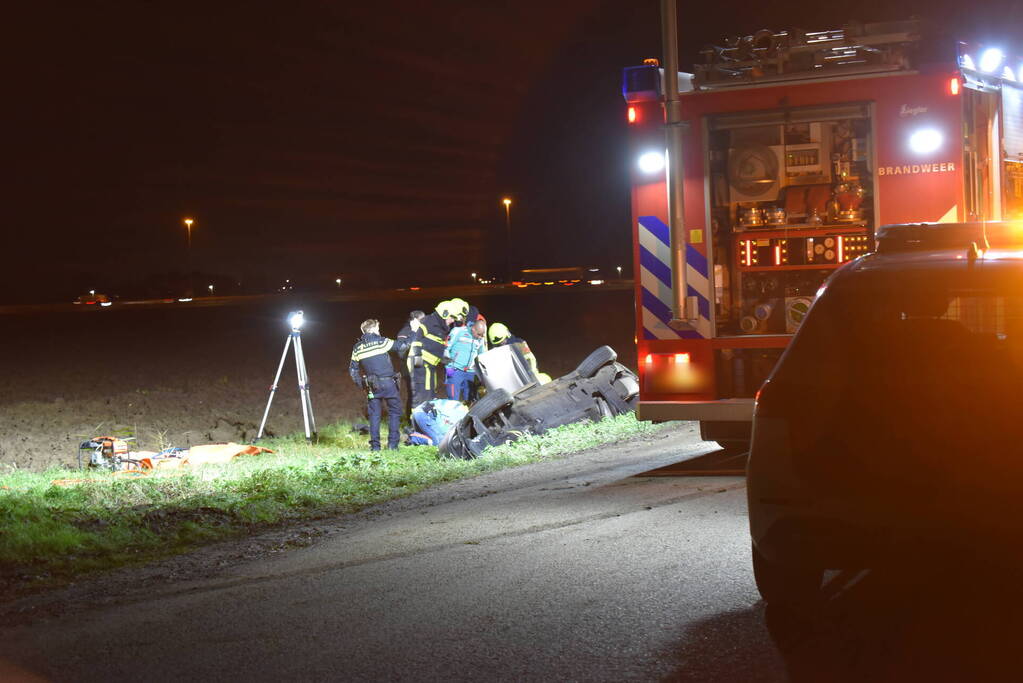Auto vliegt uit de bocht en belandt in sloot