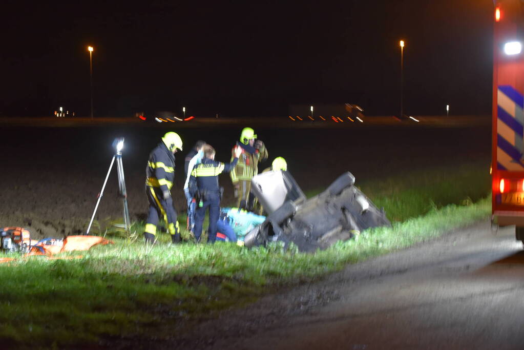 Auto vliegt uit de bocht en belandt in sloot