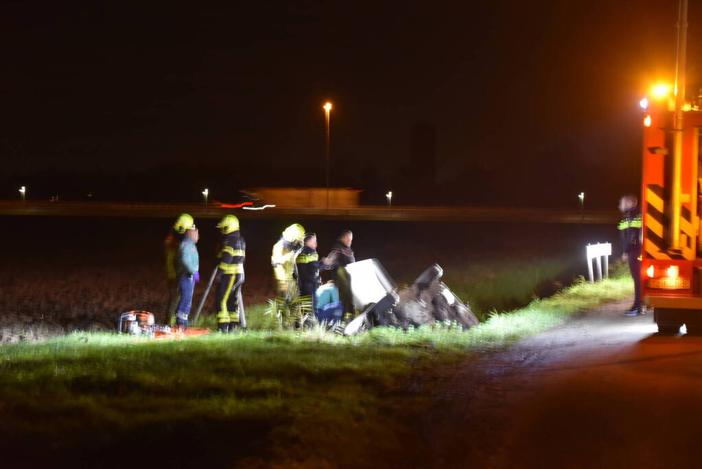 Auto vliegt uit de bocht en belandt in sloot