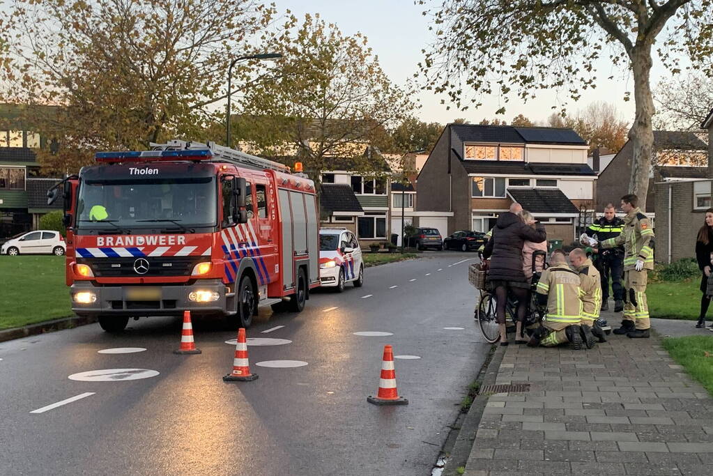 Meisje vast tussen de spaken van de fiets