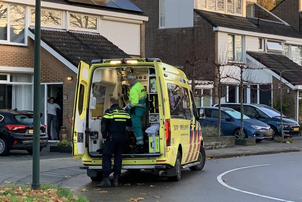 Meisje vast tussen de spaken van de fiets