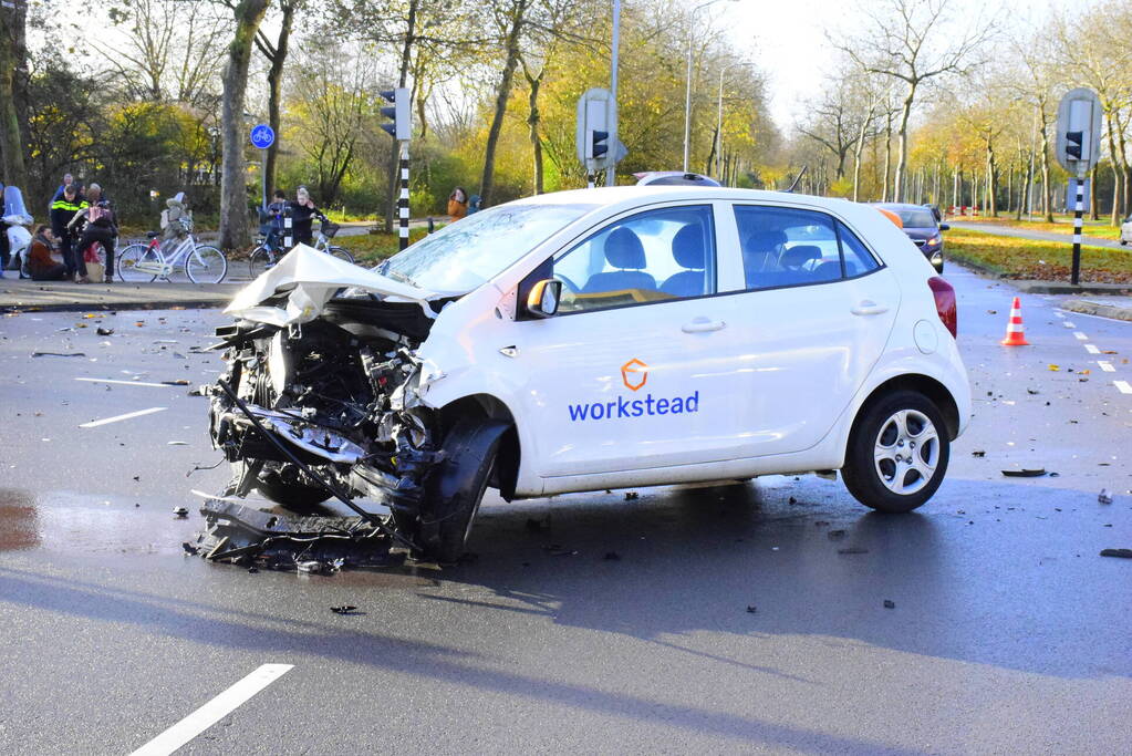Veel schade bij ongeval tussen twee personenauto's