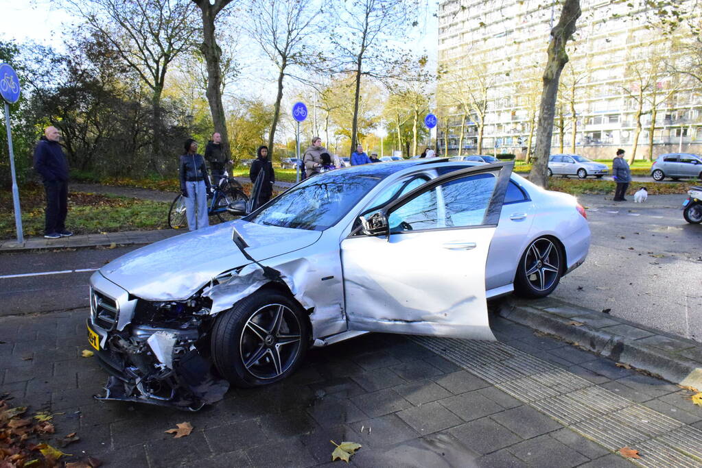 Veel schade bij ongeval tussen twee personenauto's