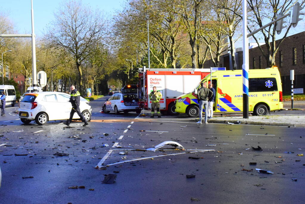 Veel schade bij ongeval tussen twee personenauto's