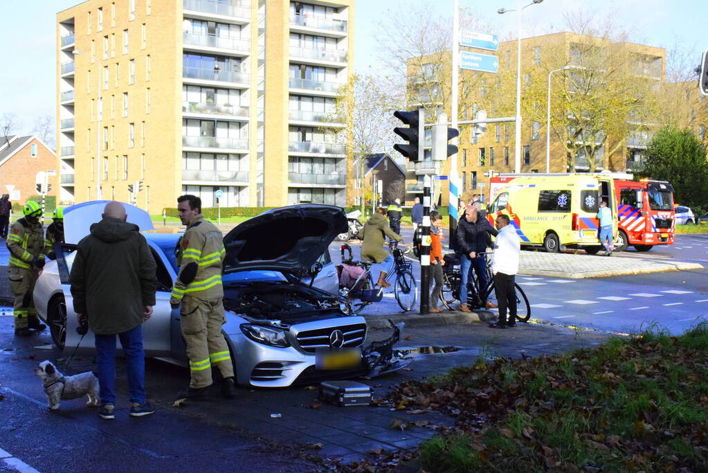 Veel schade bij ongeval tussen twee personenauto's