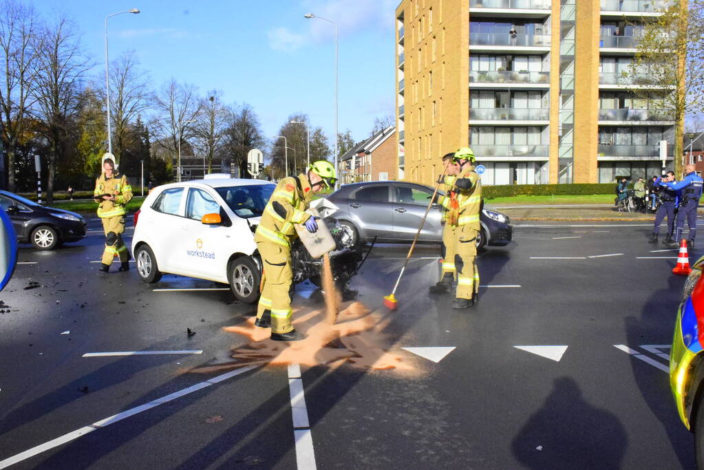 Veel schade bij ongeval tussen twee personenauto's