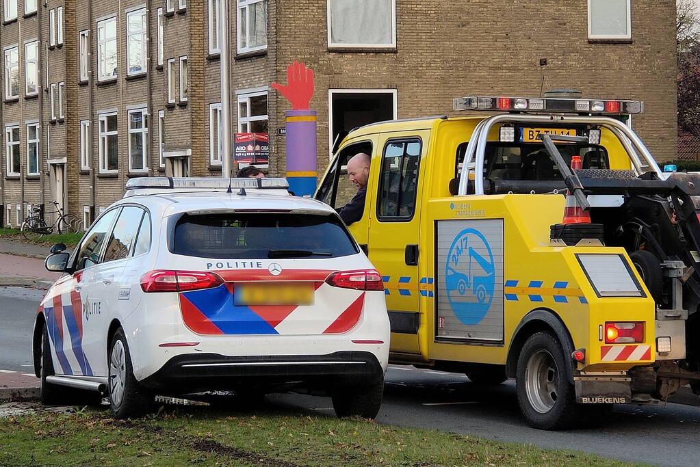 Politieauto rijdt zichzelf vast naar verkeersongeval