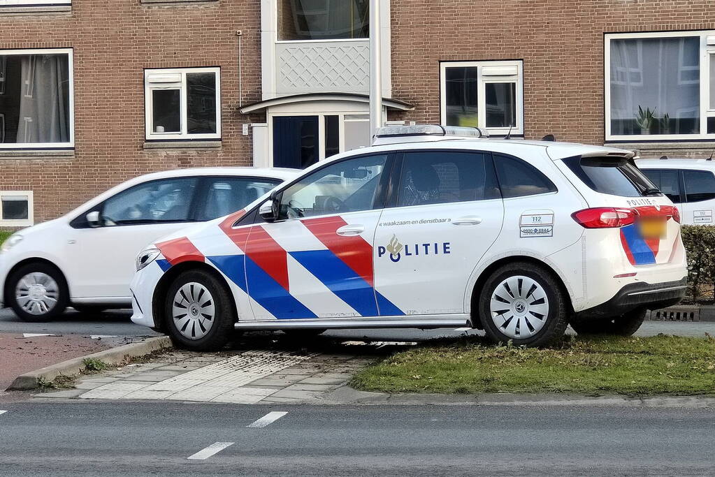 Politieauto rijdt zichzelf vast naar verkeersongeval