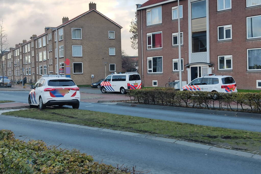 Politieauto rijdt zichzelf vast naar verkeersongeval