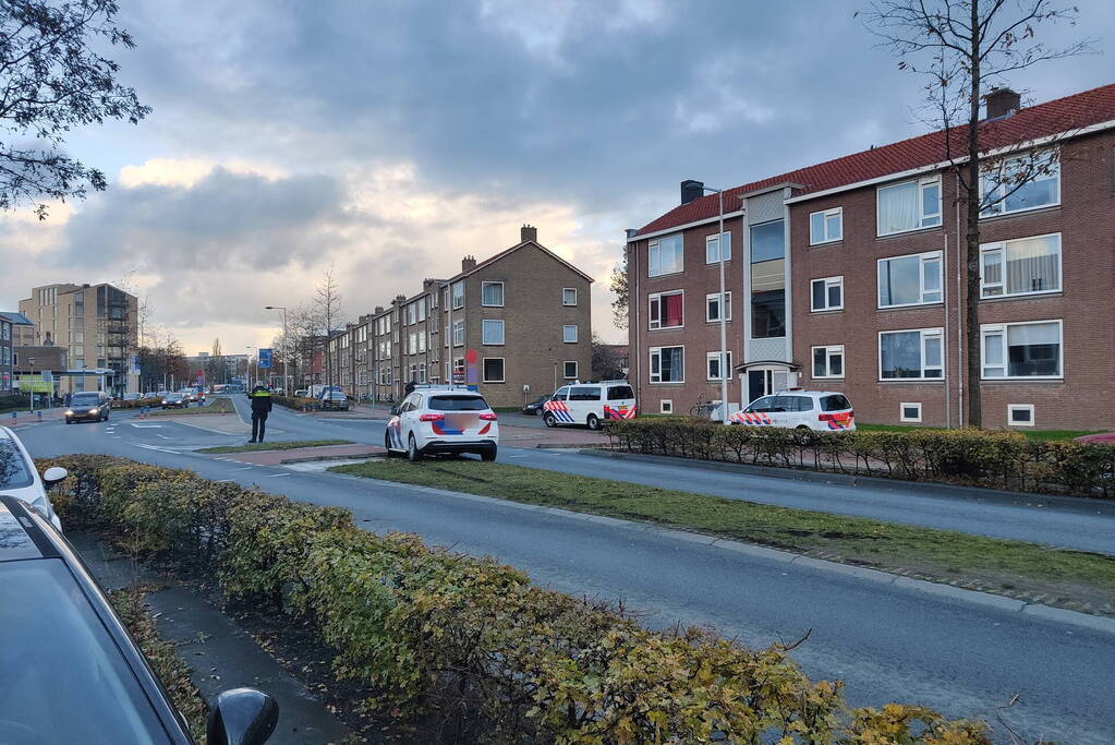 Politieauto rijdt zichzelf vast naar verkeersongeval
