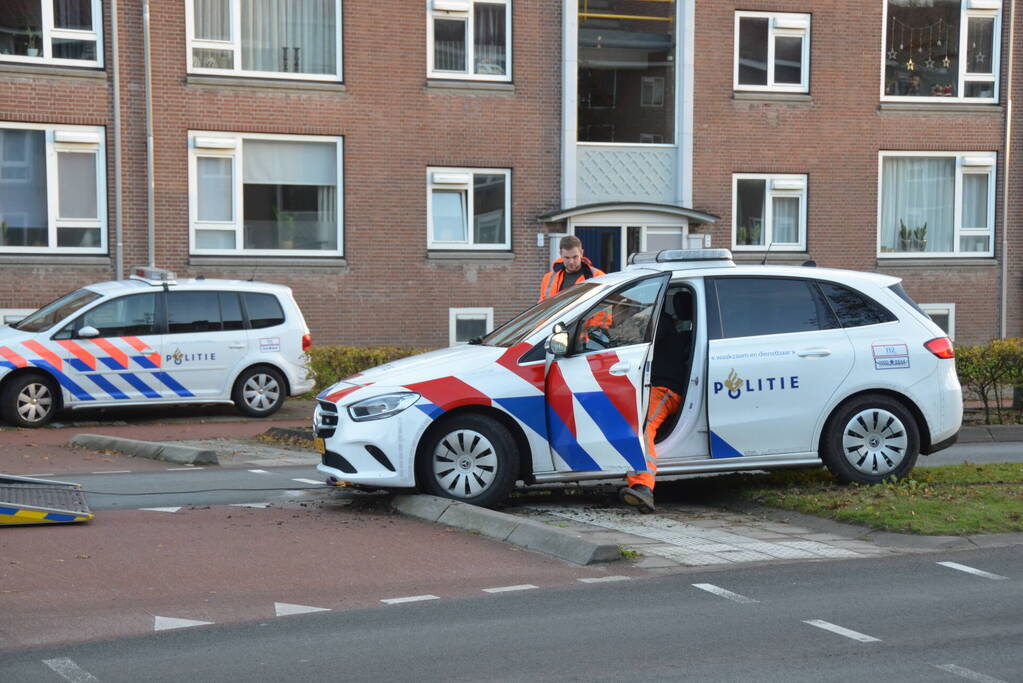 Politieauto rijdt zichzelf vast naar verkeersongeval