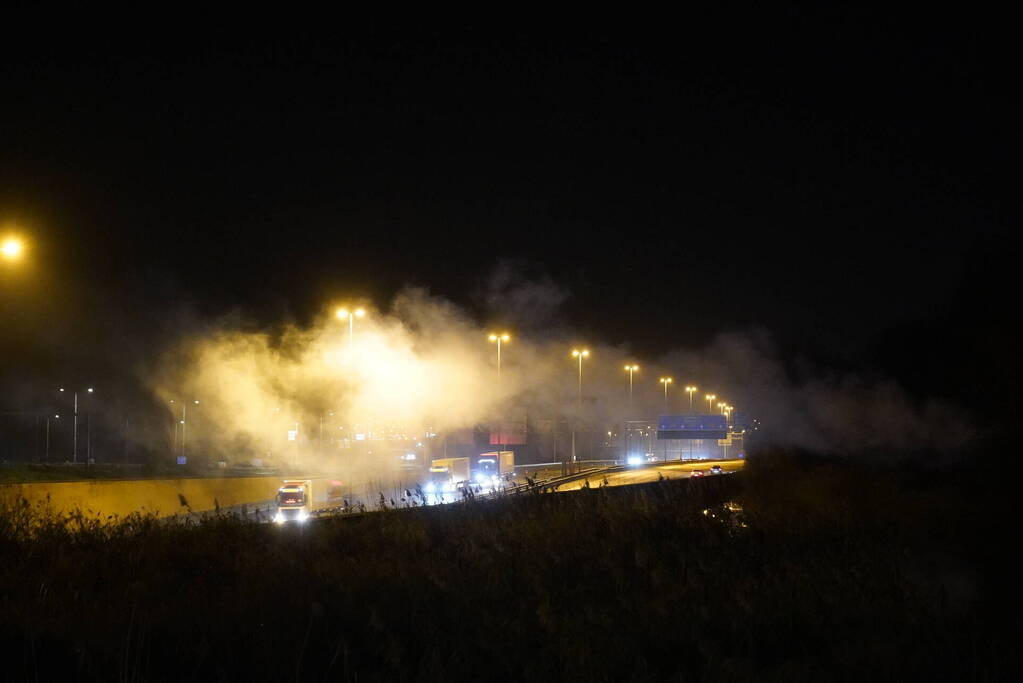 Rookwolken trekken over snelweg bij buitenbrand