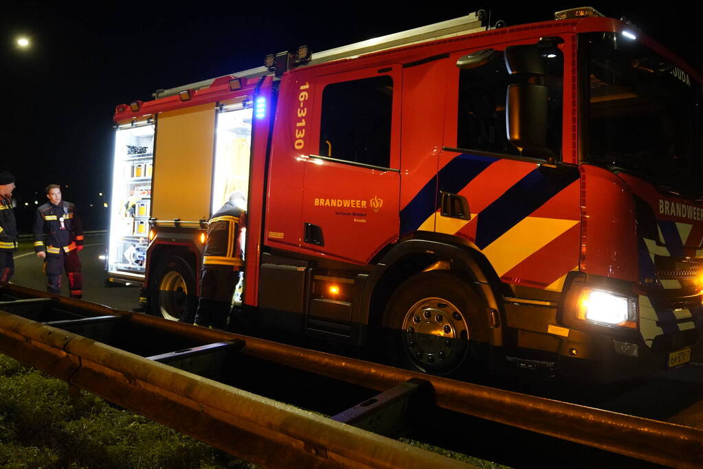 Rookwolken trekken over snelweg bij buitenbrand