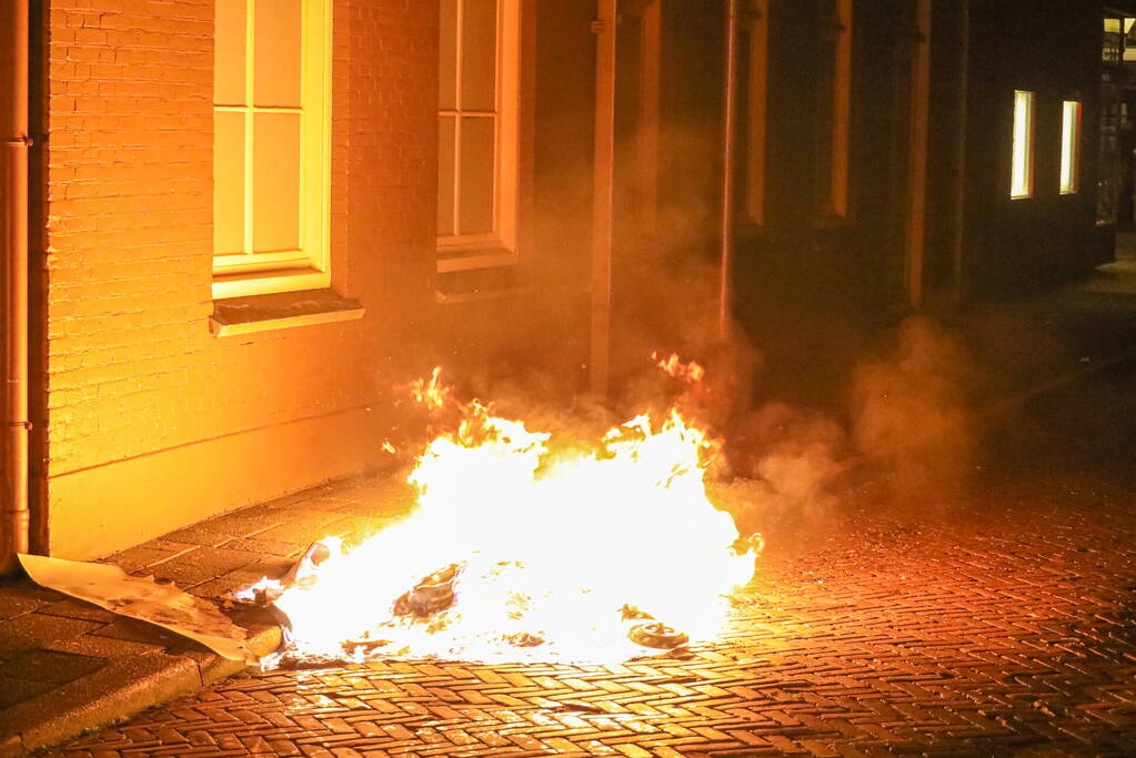 Twee containers in vlammen op