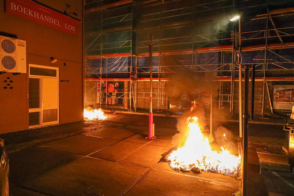 Twee containers in vlammen op