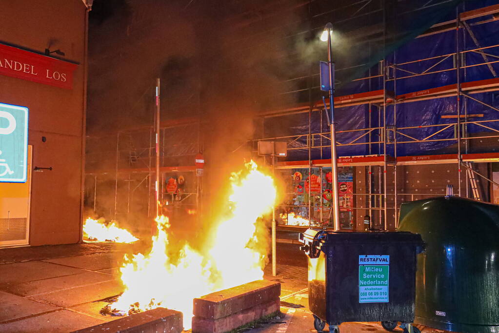 Twee containers in vlammen op