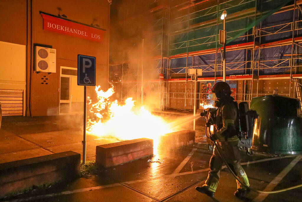 Twee containers in vlammen op