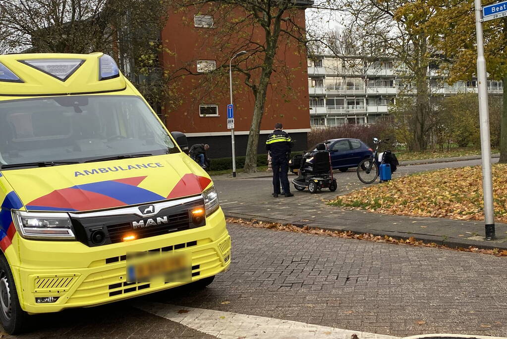 Persoon in scootmobiel gewond bij botsing met auto