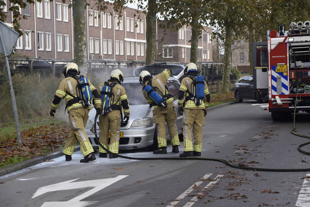Personenauto vat vlam tijdens rijden
