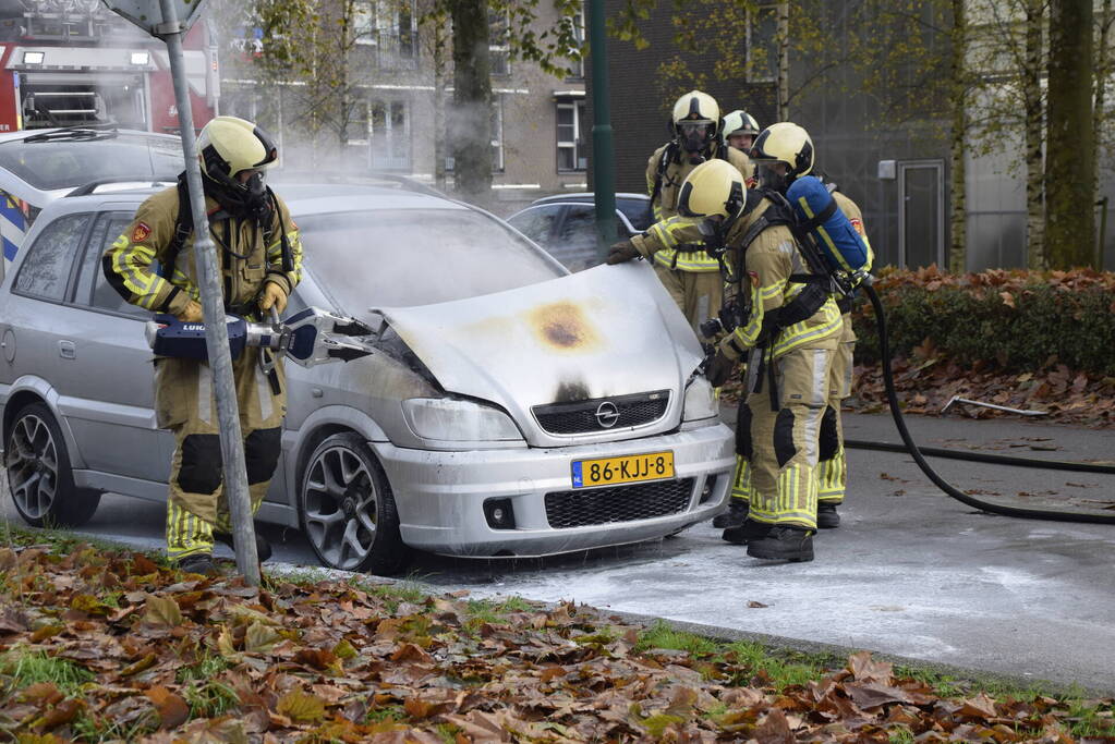 Personenauto vat vlam tijdens rijden