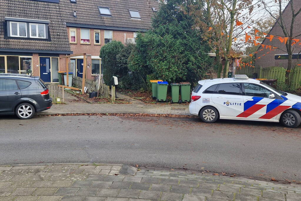 Automobilist schrikt en rijdt tuin in