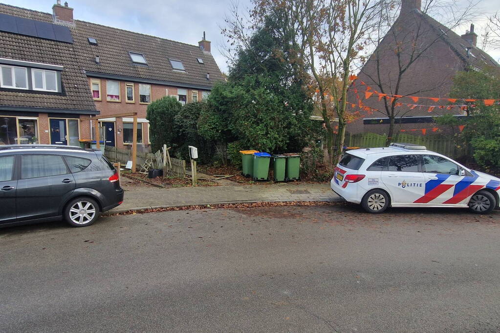 Automobilist schrikt en rijdt tuin in