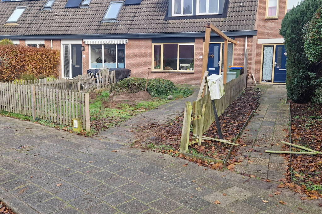 Automobilist schrikt en rijdt tuin in