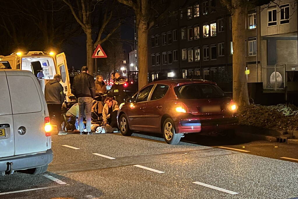 Voetganger geschept door personenauto