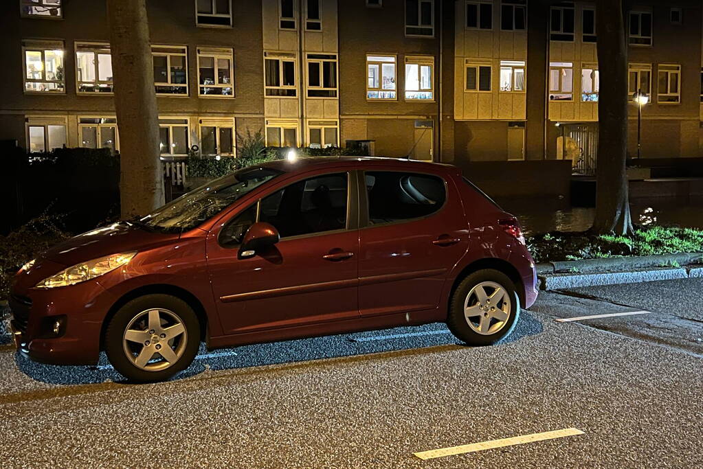 Voetganger geschept door personenauto