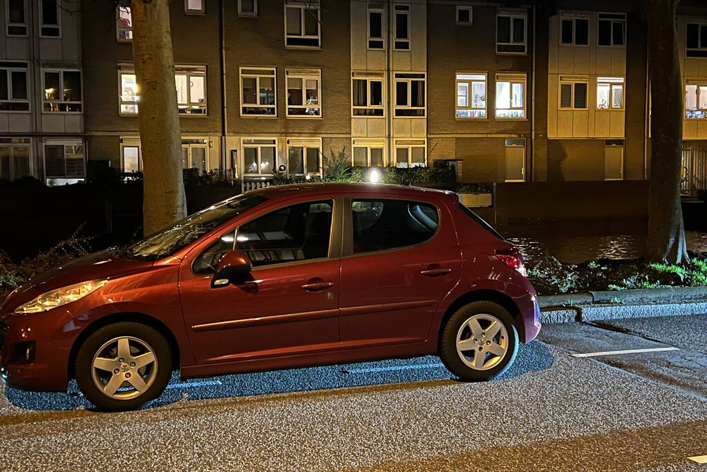 Voetganger geschept door personenauto
