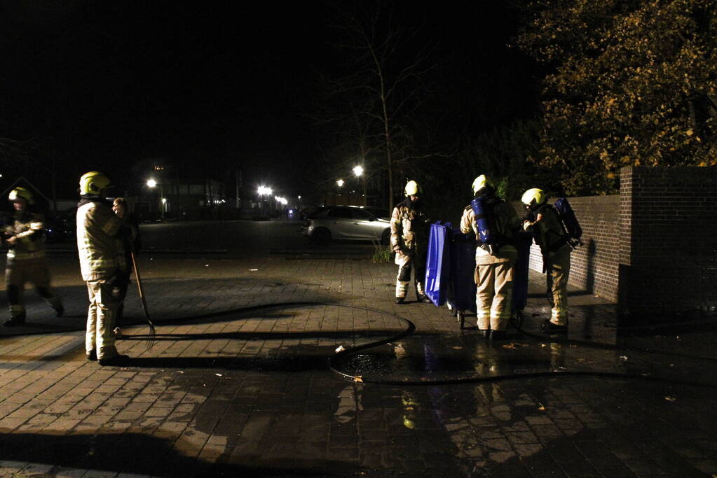 Brandweer blust brandende container