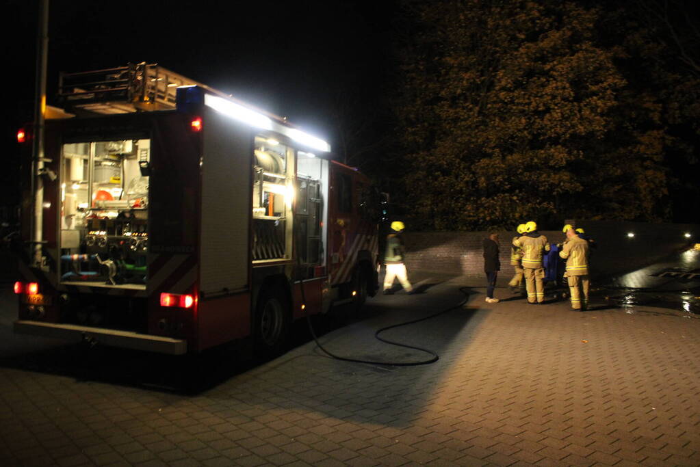 Brandweer blust brandende container