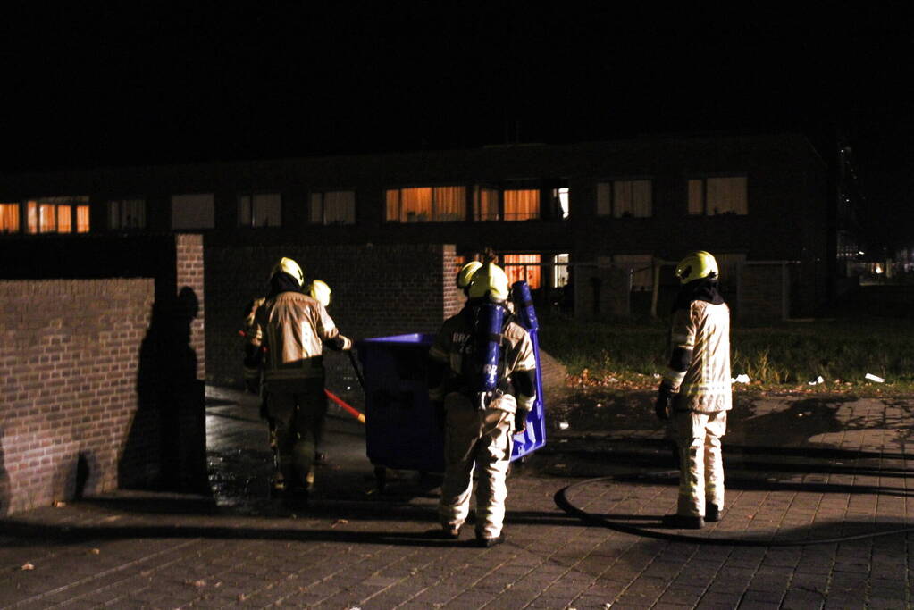 Brandweer blust brandende container