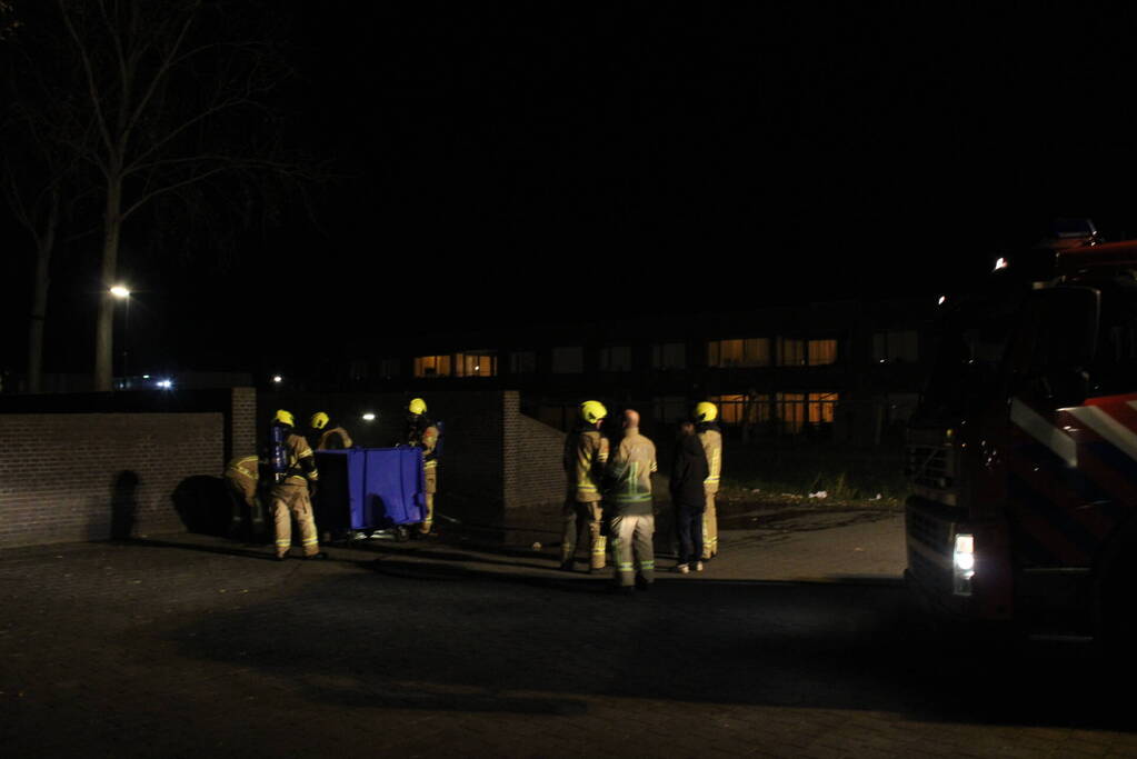 Brandweer blust brandende container