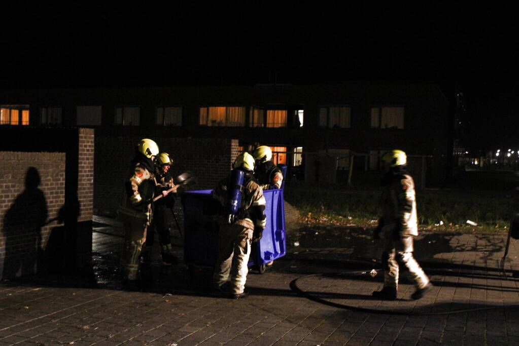 Brandweer blust brandende container