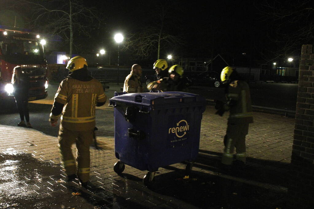 Brandweer blust brandende container
