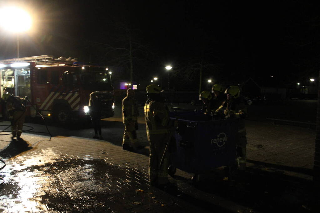 Brandweer blust brandende container