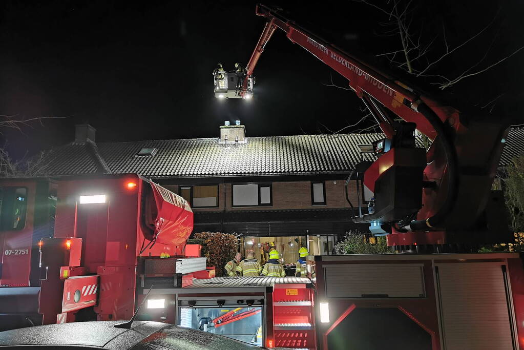 Brand in schoorsteen van woning